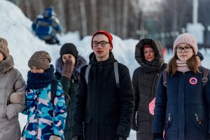 Флешмоб, посвященный Дню студента, собрал на центральной городской площади полсотни юношей и девушек.