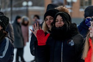Флешмоб, посвященный Дню студента, собрал на центральной городской площади полсотни юношей и девушек.