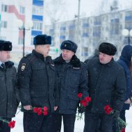 Полицейские Нефтеюганска почтили память Олега Геринга.