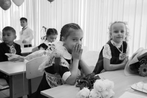 В школах Нефтеюганска прозвенели первые звонки. Для новоиспеченных учеников прошли торжественные мероприятия. Там побывали корреспонденты газеты  «Здравствуйте, нефтеюганцы!».