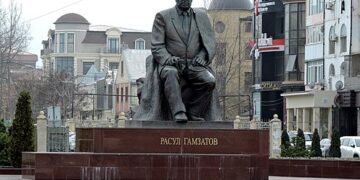 Памятник Р. Гамзатову в Махачкале