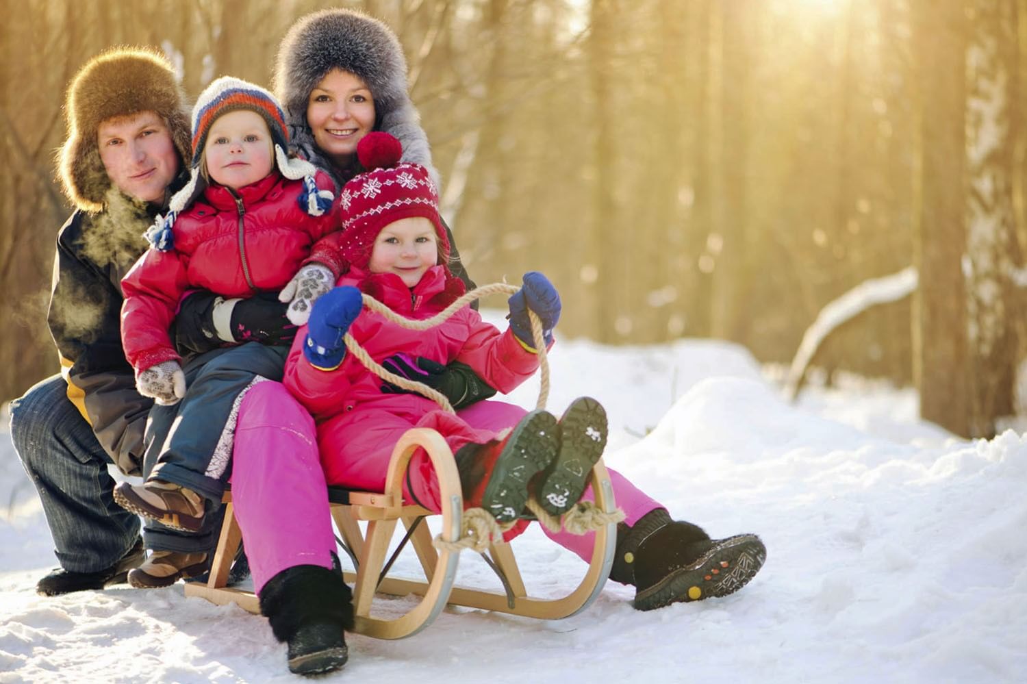 Зимние каникулы родители. Дети зимой. Зимние прогулки с детьми. Семья зимой. Дети на прогулке зимой.